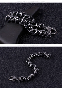 Gros plan sur le bracelet chaîne punk en acier inoxydable avec fermoir géométrique gravé