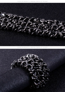 Détail du bracelet punk tête de mort avec chaîne tressée et finition métal rétro