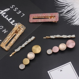 Set de seis pinzas de pelo vintage con perlas, resina y pan de oro sobre fondo negro