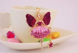 Detailansicht von Feen-Schlüsselanhänger mit rosa Strasssteinen und goldenen Sternen