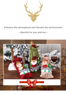Détail de housses de bouteille de Noël en toile de jute avec décorations 3D de Père Noël