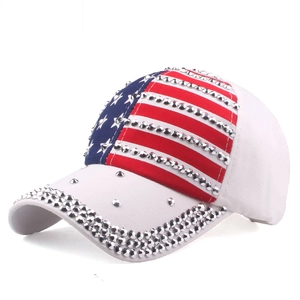 Detailansicht der weißen Baseballkappe mit US-Flaggen-Print und silbernen Metall-Nieten
