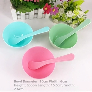 Close-up of DIY face mask mixing set with dimensions showing bowls and spatulas in 3 colors