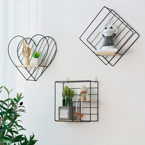 Estantes de pared nórdicos de metal negro con base de madera clara en formas geométricas