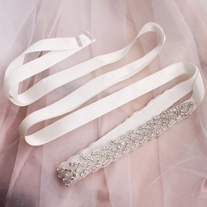 Elegante cintura da sposa in raso bianco con ricamo di strass a forma di V lucidi