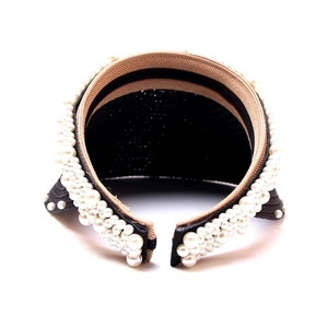 Detail eines schwarzen Damen Sonnenvisors mit eleganten weißen Perlen Verzierungen