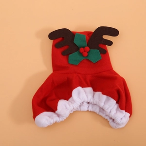 Detailansicht der roten Weihnachts-Haustiermütze mit Rentiergeweih und festlichen Blättern