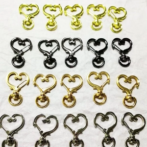 Herzförmige Karabinerverschlüsse in Gold, Silber und Schwarz für DIY-Schlüsselanhänger