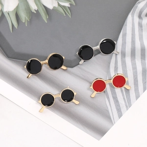 Creative sunglasses shaped brooch pins in gold and silver metal with enamel finish