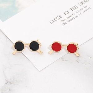 Creative black and red sunglasses brooch pins with gold metal frames for suits