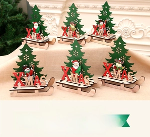 Détail de traîneaux de Noël en bois avec lettrage XMAS et figurines festives
