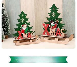 Détail d'un traîneau de Noël en bois DIY avec lettrage XMAS pour la décoration