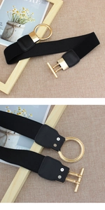Détail d'une ceinture élastique de 4cm pour robe avec boucle ronde en métal doré