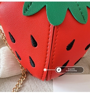 Nahaufnahme der Erdbeertasche mit roter Litschitextur und feiner Nahtverarbeitung