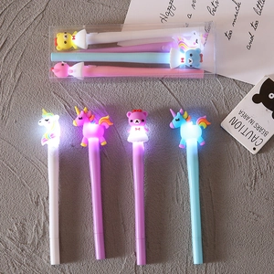 Set di 4 penne a sfera luminose con disegni di unicorni e orsi in confezione regalo