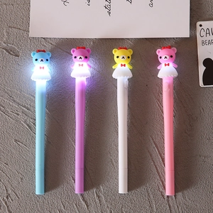 Set di 4 penne luminose con orsetti animati in blu, viola, giallo e rosa