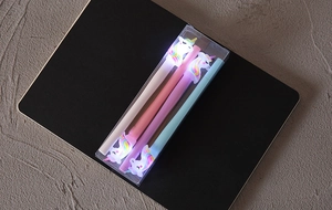 Dettaglio di tre penne gel a forma di unicorno luminoso in bianco, rosa e blu nella confezione