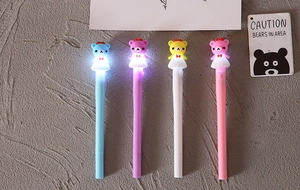 Set di 4 penne a forma di orsetto luminoso in blu, viola, giallo e rosa con luci LED