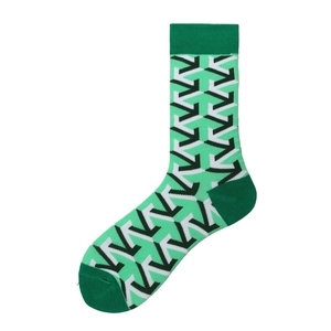 Détail d'une chaussette en coton vert avec motifs géométriques noirs et blancs