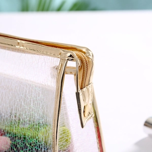 Détail de la trousse de maquillage irisée avec bordure en cuir doré et fermeture éclair