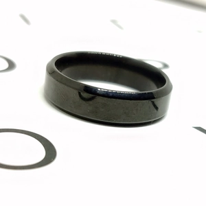 Bague large minimaliste en acier inoxydable noir avec finition polie et gravure