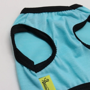 Détail du débardeur bleu clair pour animaux avec bordure noire et coutures de qualité