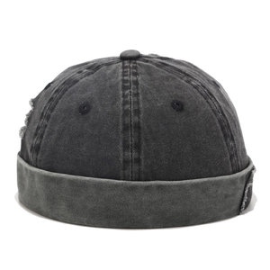 Détail du bonnet docker en denim gris fumé délavé avec finitions usées et déchirées