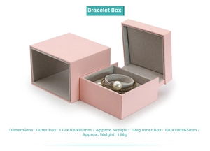 Dettaglio della scatola per gioielli rosa con velluto grigio e bracciale di perle