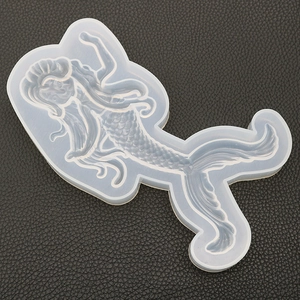 Détail d'un moule en silicone sirène pour résine et plâtre sur fond de cuir noir texturé