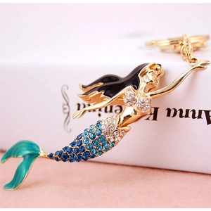 Porte-clés sirène étincelant avec strass bleus et blancs sur métal doré élégant
