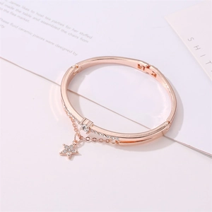 Eleganter Armreif in Roségold mit funkelnden Zirkonsternen und Pavé-Fassung
