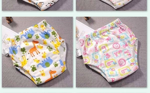 Detalle de pantalones de aprendizaje de algodón para bebés con estampados de animales y letras