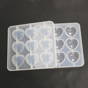 Détail du moule en silicone à 9 cœurs pour résine DIY sur surface en cuir noir