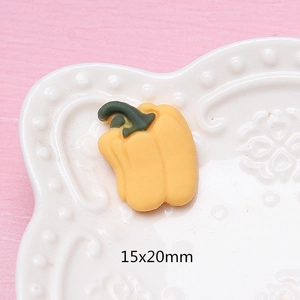 Vista macro di ciondolo peperone giallo opaco 15x20mm per gioielli fai-da-te e fermagli