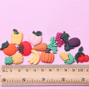 Vari ciondoli in resina opaca a forma di frutta e verdura per creazione di gioielli