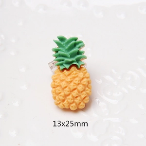 Macro di accessorio ananas in resina 13x25mm con trama gialla e foglie verdi vivaci