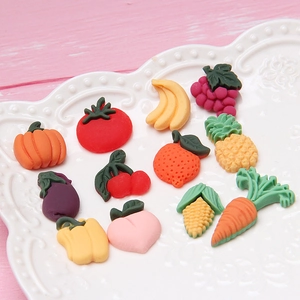 Ciondoli assortiti in resina opaca a forma di frutta e verdura per gioielli fai-da-te