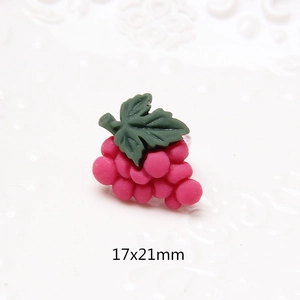Dettaglio di un ciondolo a uva in resina opaca 17x21mm per gioielli fai da te e capelli