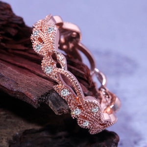 Macro detail van roségouden bladring met zirkonia op rustieke houten schors