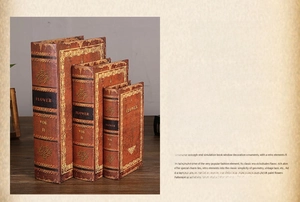 Dettaglio di tre finti libri vintage con motivi dorati e texture invecchiate