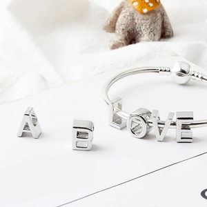Detailansicht der silbernen Buchstabenperlen A, B und LOVE für DIY Armbänder