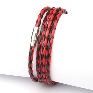 Dettaglio del bracciale in pelle intrecciata rossa e nera con chiusura magnetica in argento