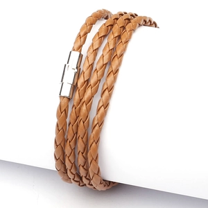 Dettaglio del bracciale multistrato in pelle intrecciata marrone con chiusura magnetica