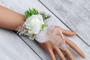 Dettaglio di un corpetto da polso sposa rosa bianca fatto a mano con nastro di organza