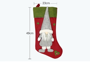 Vue détaillée de la chaussette de Noël de 49cm de haut avec motif gnome et largeur 23cm