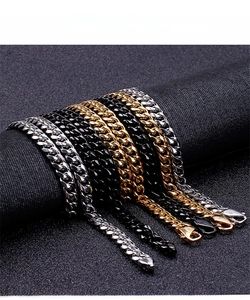 Dettaglio delle catene a maglia cubana nei colori oro, argento e nero con chiusura a moschettone