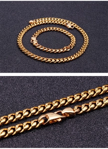 Dettaglio del set collana e bracciale a maglia cubana dorata con chiusura a molla