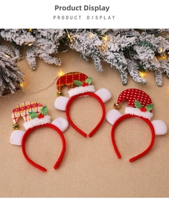 Détail de trois serre-têtes de Noël avec mini bonnets de Père Noël et clochettes sur fond festif