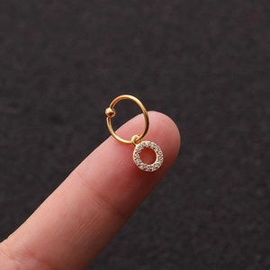 Dettaglio orecchino a cerchio per cartilagine dorato con pendente in zircone tondo