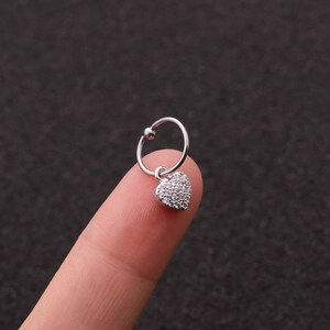 Dettaglio del ciondolo a cuore in argento con zirconi incastonati per piercing orecchio